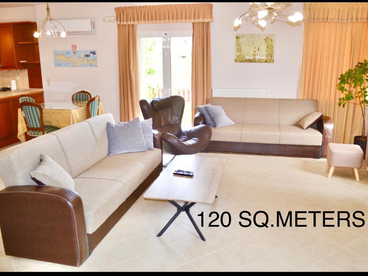 Giorgos Large Size Apartments -Family Friendly With Free Parking And Yard Views 이라클리온 외부 사진