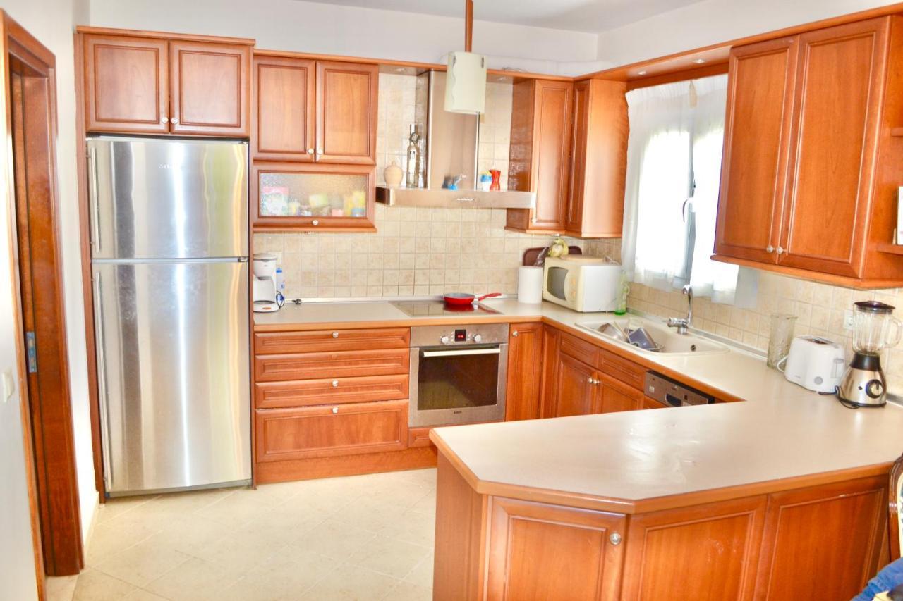 Giorgos Large Size Apartments -Family Friendly With Free Parking And Yard Views 이라클리온 외부 사진